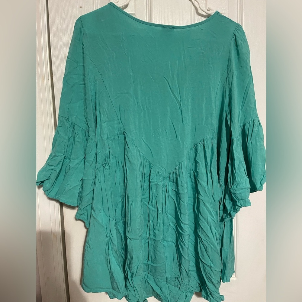 J&M Flutter Sleeve Tunic in Green with Ruffled Sleeve and Lace Embellishments - Picture 2 of 6
